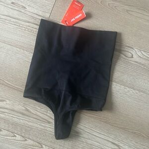 Seamless shapewear thong